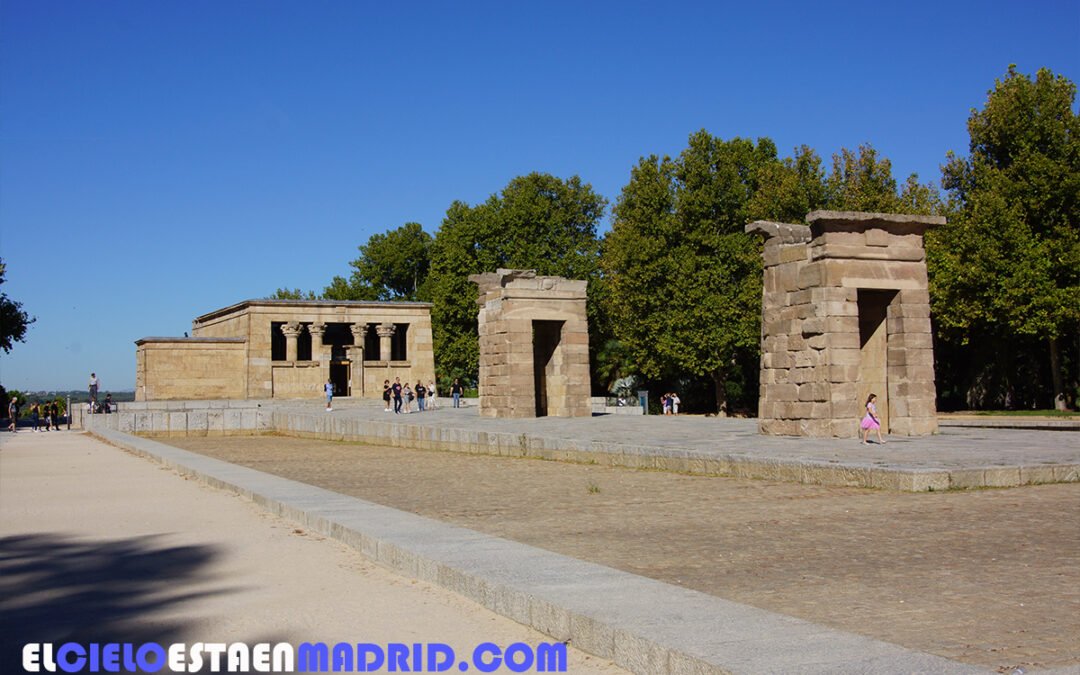 Del templo de Debod a la plaza de Cibeles, por Gran Vía. Madrid.